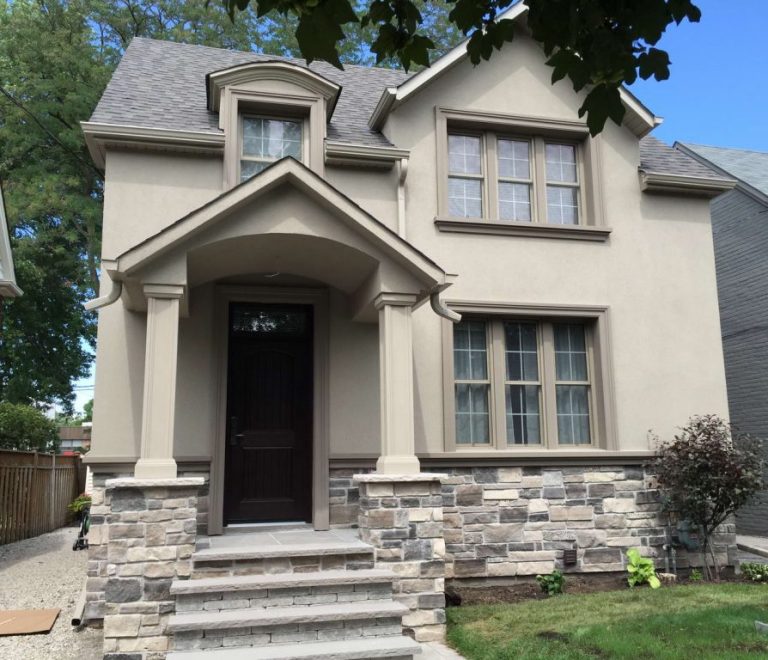 exterior-stucco-on-custom-home-with-stone-sidings-toronto-1024x768